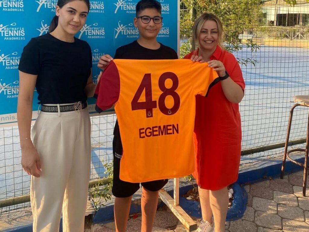 Başarılı Öğrencimize Anlamlı Hediye